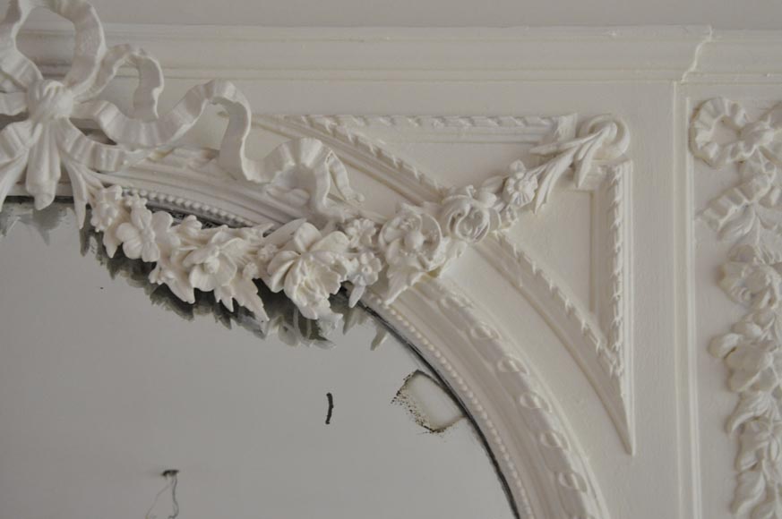Старинное белое трюмо в стиле Людовика XVI, украшенное цветочными гирляндами и узлом.-3